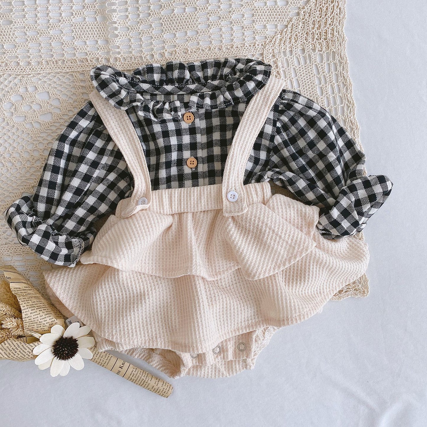 Baby-Strampler mit Rüschen-Trägern