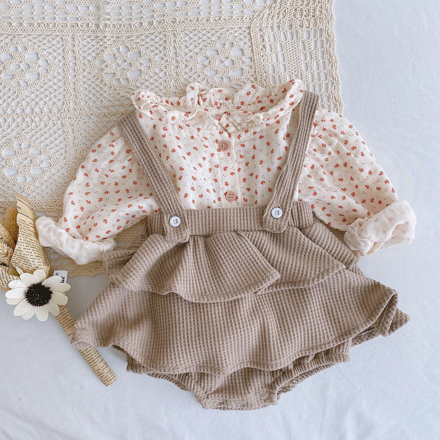 Baby-Strampler mit Rüschen-Trägern