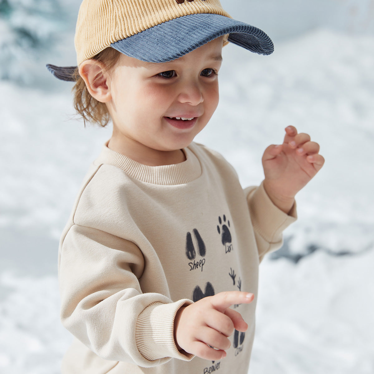 Kuscheliger Winter-Sweater mit Cartoon-Motiv – für kleine Entdecker*innen