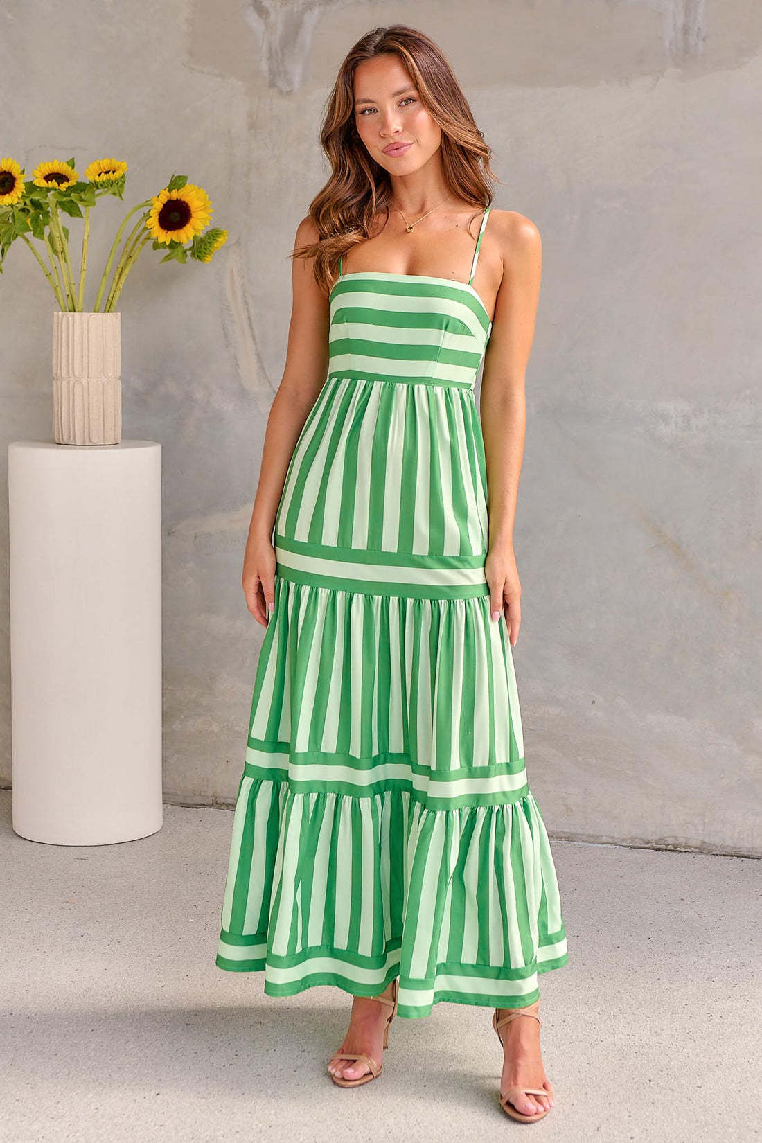 Streifen-Maxikleid mit Trägern & Rückenausschnitt – Sommerlook mit Wow-Effekt