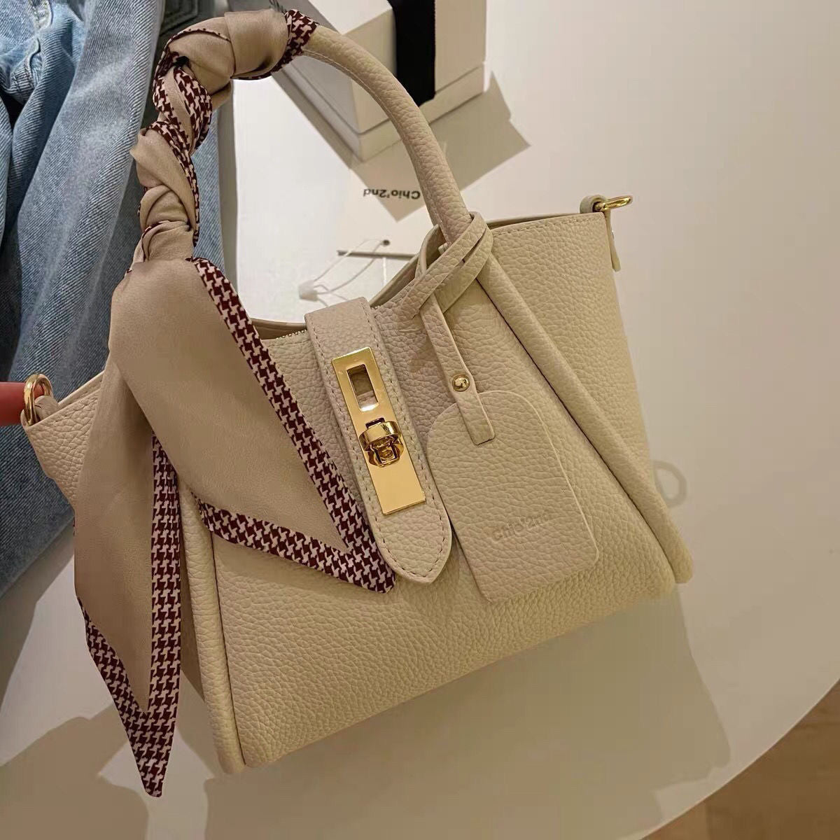 Damen-Handtasche mit Tuch