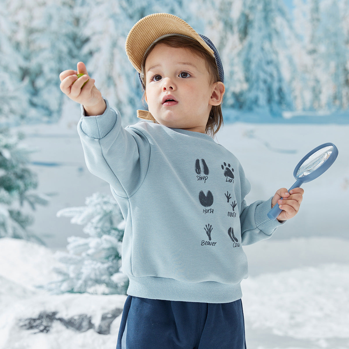 Kuscheliger Winter-Sweater mit Cartoon-Motiv – für kleine Entdecker*innen