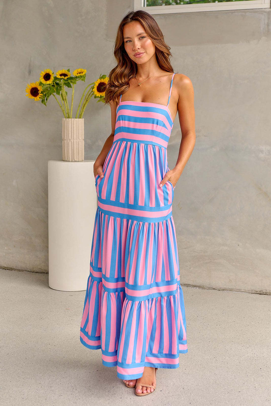 Streifen-Maxikleid mit Trägern & Rückenausschnitt – Sommerlook mit Wow-Effekt