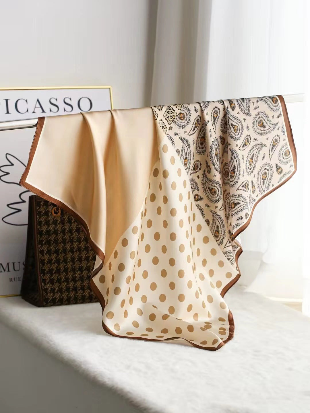 Elegantes Seidentuch