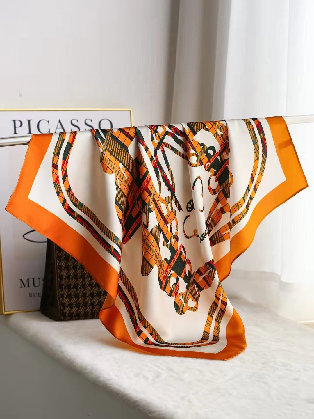 Elegantes Seidentuch