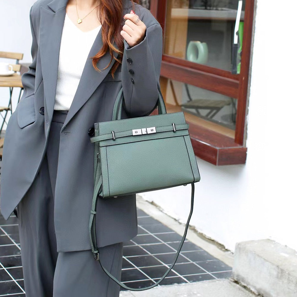 Echtleder-Schultertasche im Square-Design