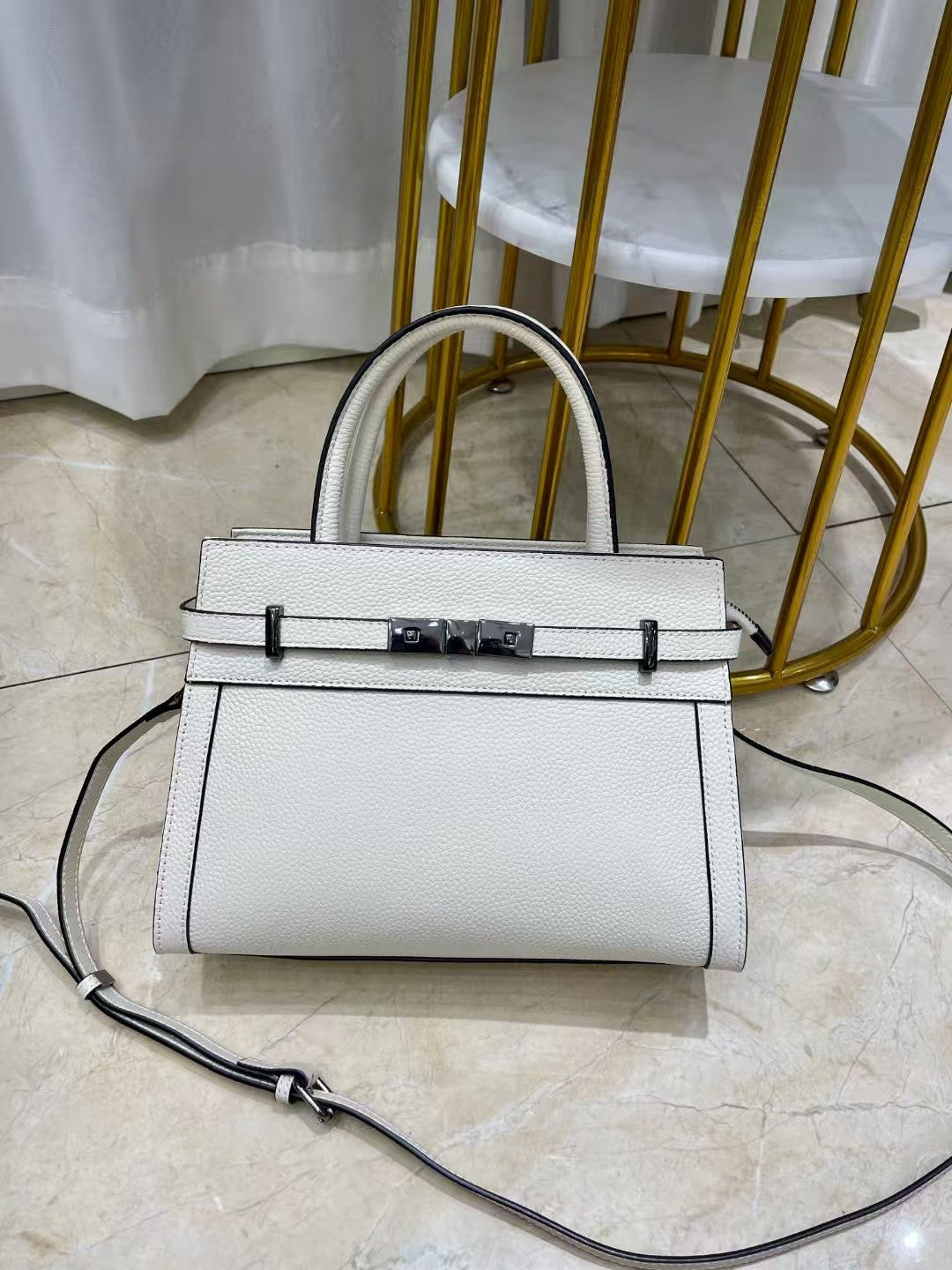 Echtleder-Schultertasche im Square-Design