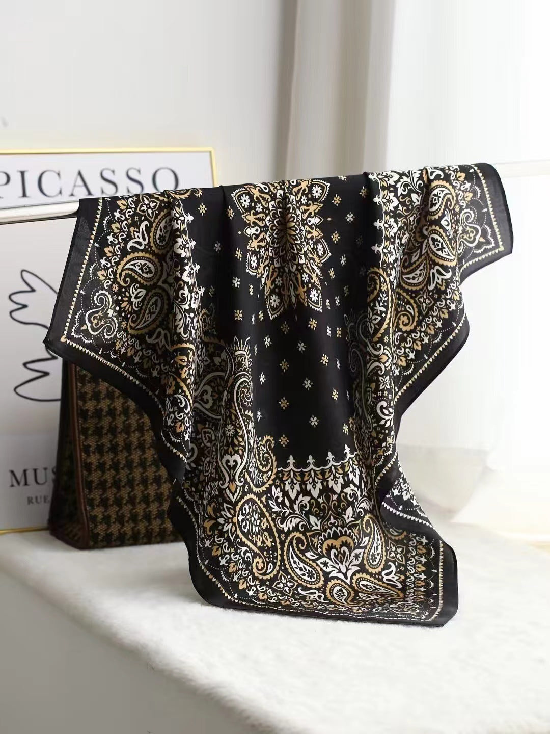 Elegantes Seidentuch