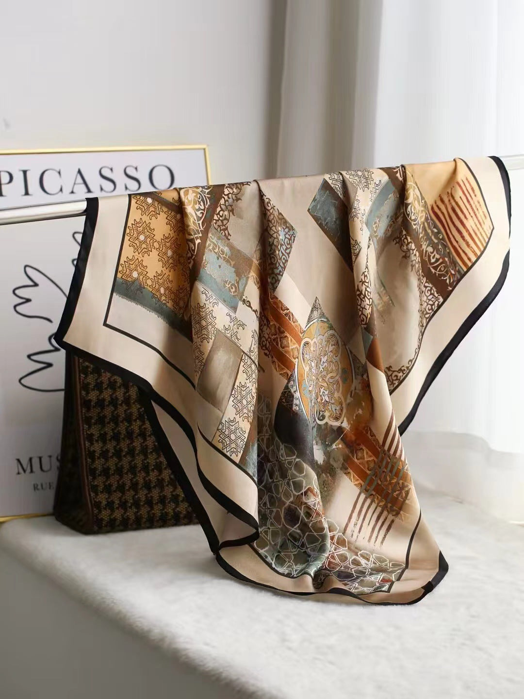 Elegantes Seidentuch