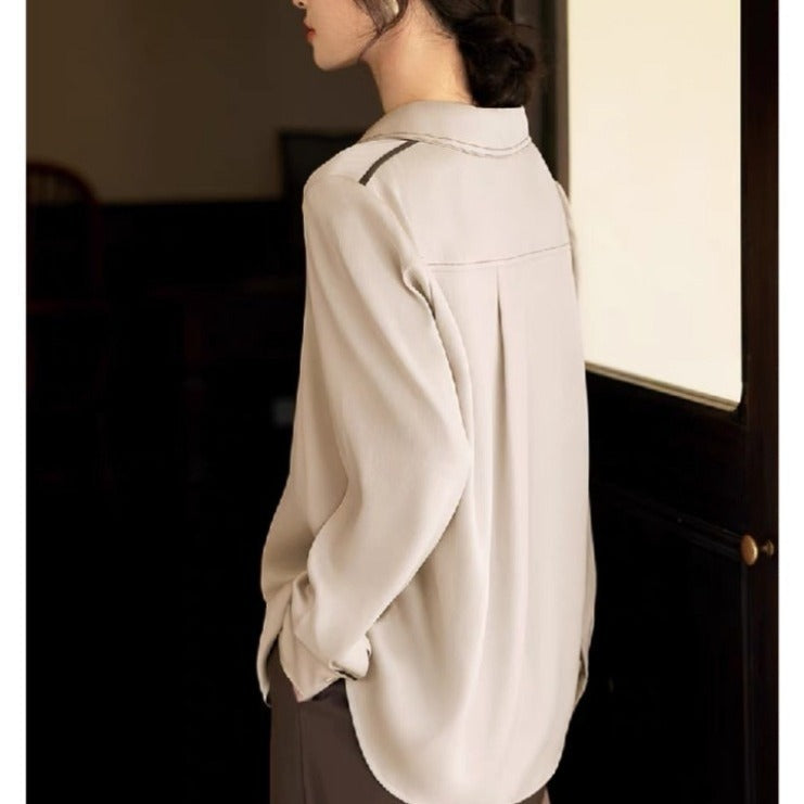 Modernes Damenhemd mit Kontrastnähten