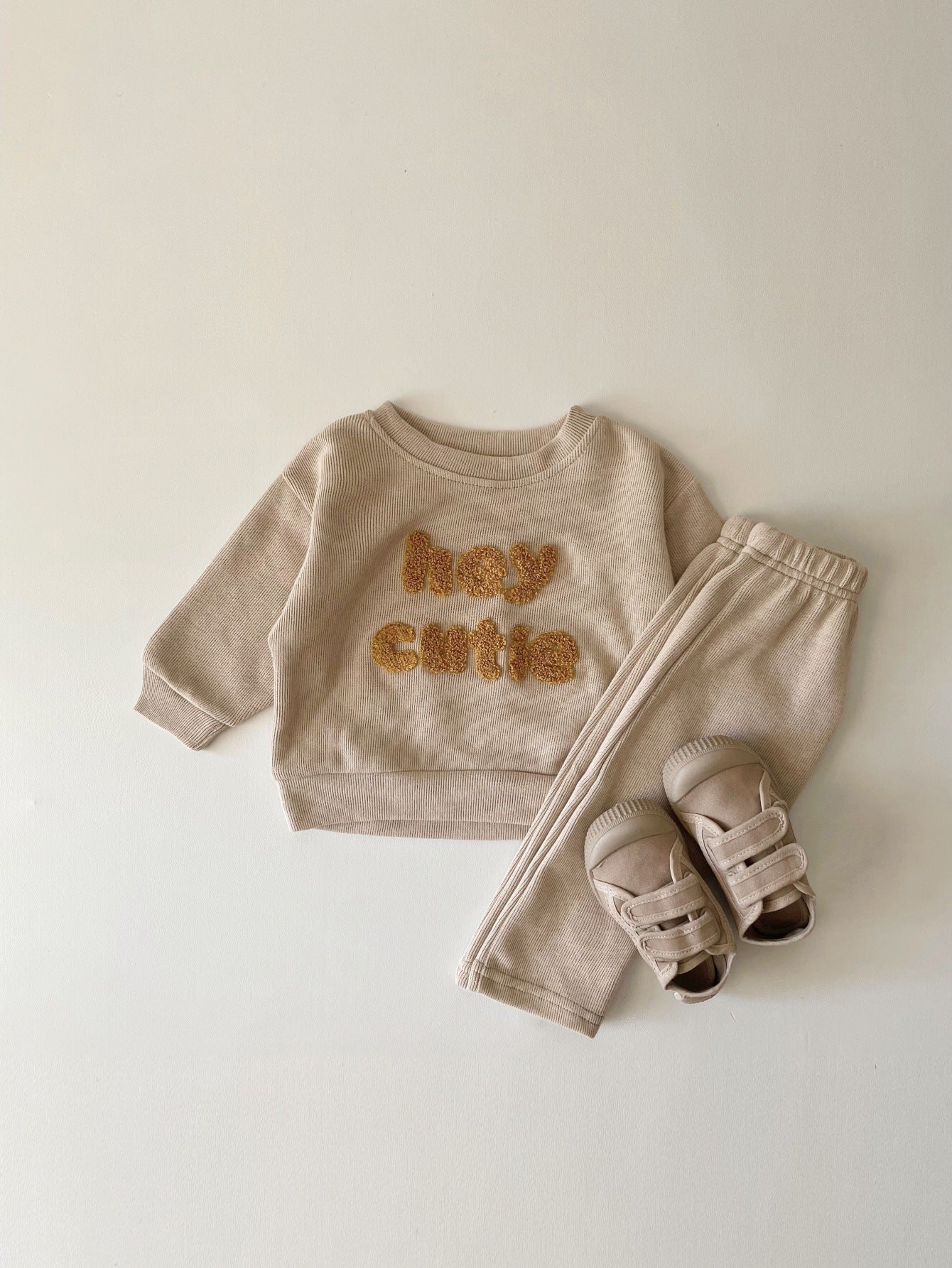 Zweiteiliges Kinder-Set mit Stickerei – Langarmshirt & Hose