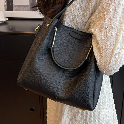 Modische Bucket Bag mit Schulterriemen