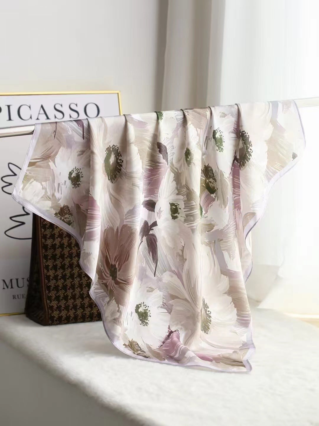 Elegantes Seidentuch