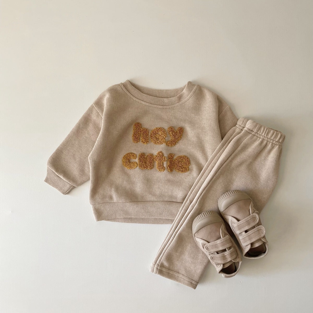 Zweiteiliges Kinder-Set mit Stickerei – Langarmshirt & Hose
