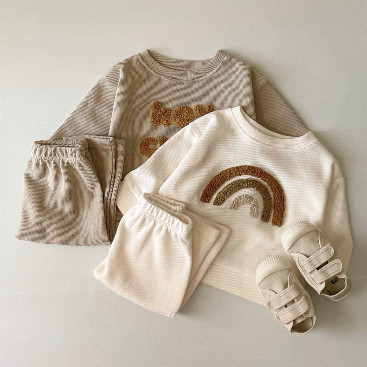 Zweiteiliges Kinder-Set mit Stickerei – Langarmshirt & Hose